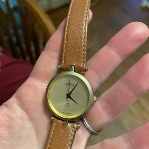 Authentic Gucci Vintage Ladies Watch Gold Tone with Logo Leather Strap run